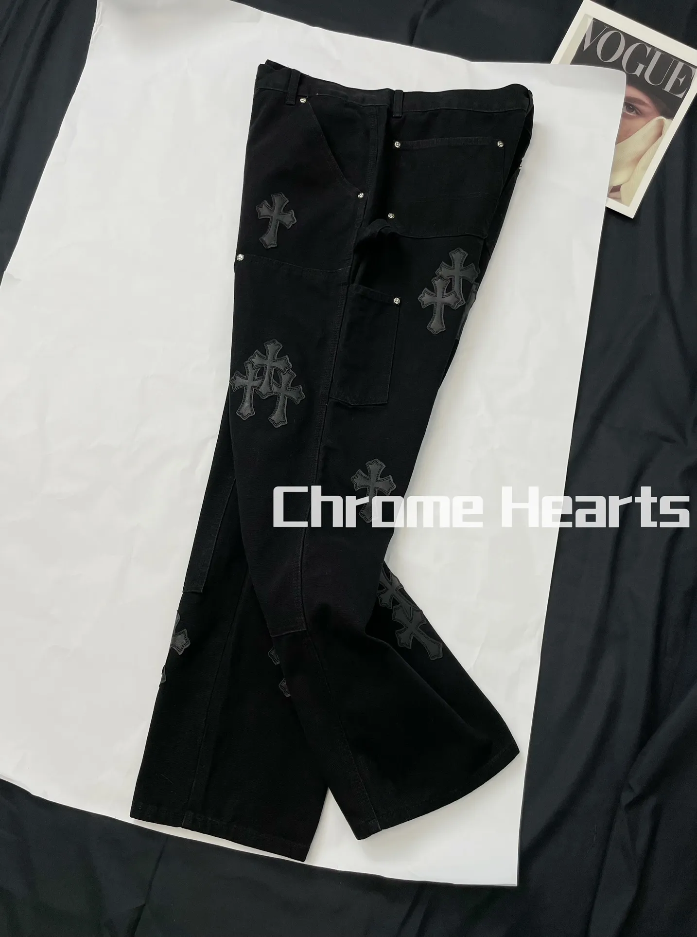 🅿️290 Correct version Item number: C02 Chrome Hearts CH double knee cross patch leather b01 version logging pants straight leg Sanskrit overalls, W level cabinet, patchwork cross pattern embellishment, high waist washed jeans! ! Absolutely high-end luxury products, 1.9W level god-level single products, super popular products, made with top heavy industry, a magic weapon that cannot be missed. About Zangyin, this is an extremely luxurious fashion brand, which can also be called the aristocrats of the high street. It has always been an exclusive brand for some hipsters or rich second generation. Compared with ordinary high streets, it is more luxurious and noble. Compared with luxury brands, it has a more fashionable personality and has always been a brand that I have a special liking for. Imported yarn is custom-woven into a high-density twill canvas, which ensures a crisp silhouette and a very delicate hand feel. It follows the B01 classic silhouette, with a crisp and stylish upper body. The ready-made garments are stone-milled and fermented, so they can be matched with any style. Buttons and zippers are made of authentic YKK retro metal products. Double-layer canvas on the front knees has perfect details. All hardware is customized.  Color #Black Size #S-XL S Waist 77 Hips 102 Length 102 Opening 20 M Waist 81 Hips 106 Length 104 Opening 21 L Waist 85 Hips 110 Length 106 Opening 21.5 xL Waist 90 Hips 114 Length 108 Opening 22
